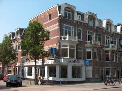 820087 Gezicht op het hoekpand Catharijnesingel 99 (Cafetaria-Catering Van Bommel) te Utrecht; links de ...